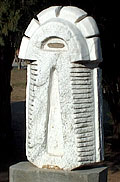 Escultura maciza vertical blanca con la parte geométrica en la Plaza de Nono
