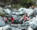 Turistas disfrutando del sol y del agua de un arroyo