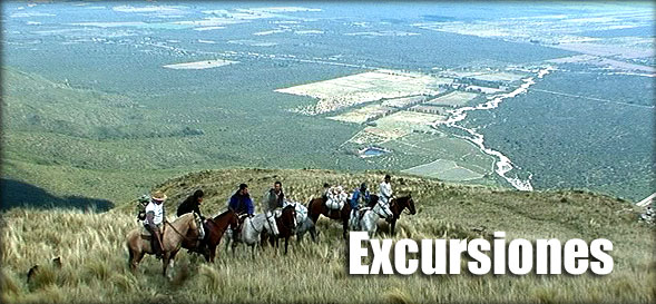 Título: Excursiones: Imagen de excursionistas en un alto en la cabalgata en la cumbre del Cerro Blanco con vista al valle