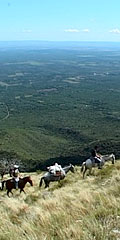 Vista de los excursionistas a caballo subiendo la Sierra. Al fondo el valle de Conlara