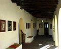 Vista interior d la galería del Museo Casa del Poeta A. E. Aguero