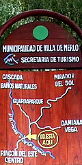 Cartel de madera de la Municipalidad de Villa de Merlo con el Mapa de la zona