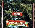 Cartel en el acceso de Camping El Quebracho