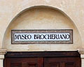 Placa con el nombre de Museo Brocheriano, colocada sobre el arco de la puerta