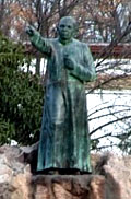 Estatua de bronce de Cura Brochero situada en el parque exterior