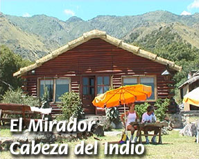 Vista frontal de el restaurante y casa de té Mirador Cabeza del Indio, tiene como fondo las Sierras y se observan turistas sentados en el exterior junto a una mesa debajo de una sombrilla