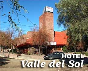 Frente en ladrllo y cubierta de tejas rojas Hotel Valle del Sol